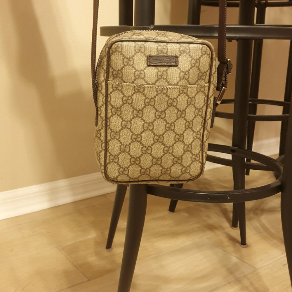 BEAUTIFUL AUTHENTIC GUCCI MESSENGER BAG